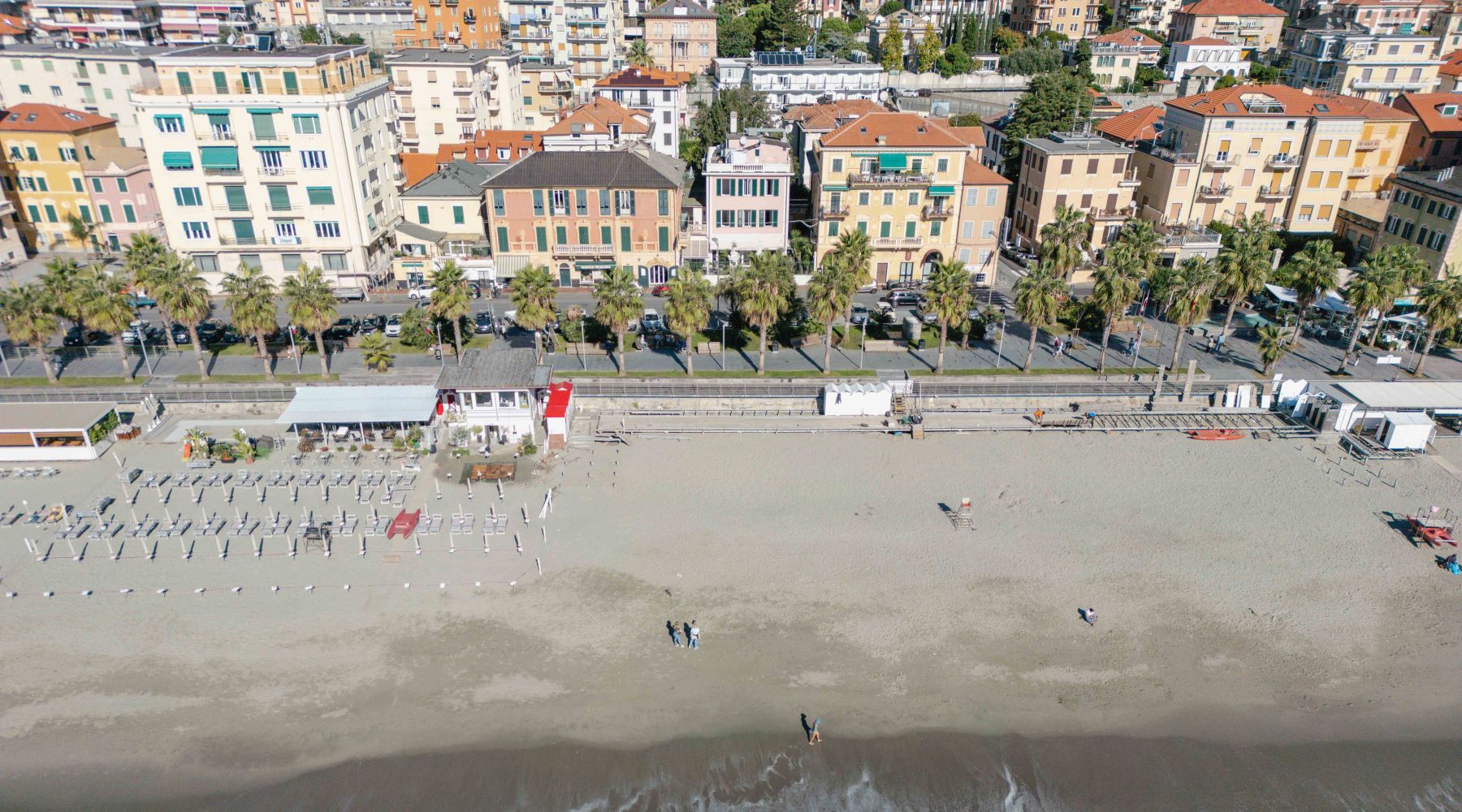 Veduta panoramica di Varazze, del lungomare e della spiaggia