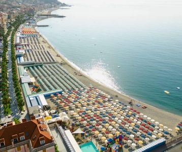 Vista aerea della spiaggia e degli stabilimenti balneari di Varazze, sul lungomare vicino all’Hotel Lido.